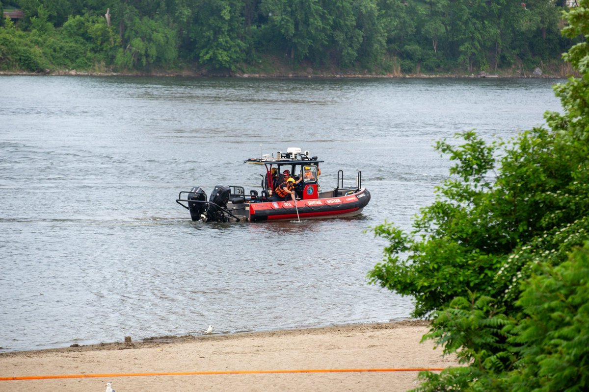 VERDUN – Un homme dans la vingtaine est porté disparu après avoir plongé à la plage de Verdun vers 17h25. Une chaîne humaine formée par des témoins avant l’arrivée des secours. Recherche en cours par le SPVM et le SIM.
