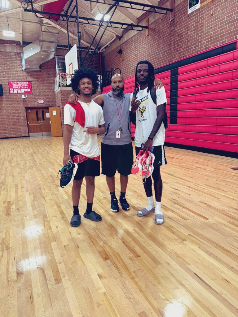 Harvey (Trey) Ray III (@coachrayiii) on Twitter photo Always good catching up with two of my former players! Family forever!
Bigger than basketball!
<a href="/hon_fost5/">Jahon Foster</a> <a href="/DravenPilson2/">Draven Pilson</a> Always good catching up with two of my former players! Family forever!
Bigger than basketball!
<a href="/hon_fost5/">Jahon Foster</a> <a href="/DravenPilson2/">Draven Pilson</a>
