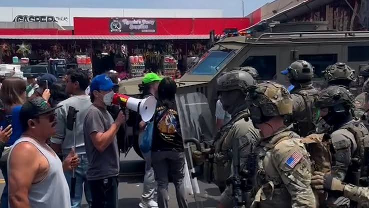 _valdespjesus's tweet photo. 🚫Rechazamos por completo las redadas migratorias y el uso de fuerza militar contra personas migrantes. 

🚨El 6 de junio, agentes federales lanzaron granadas aturdidoras en el Fashion District de Los Ángeles. 

🚨El 4 de junio, ICE arrestó a 2,200 personas EN UN SOLO DÍA. 

¡Esto es inhumano!

@PolancoCheto @MaribelSol53 @Damarisantiag @Evangelina_MoG @PartidoMorenaMx @DiputadosMorena @SRE_mx @OIM_Mexico 

#AltoALasRedadas #MigrarNoEsDelito