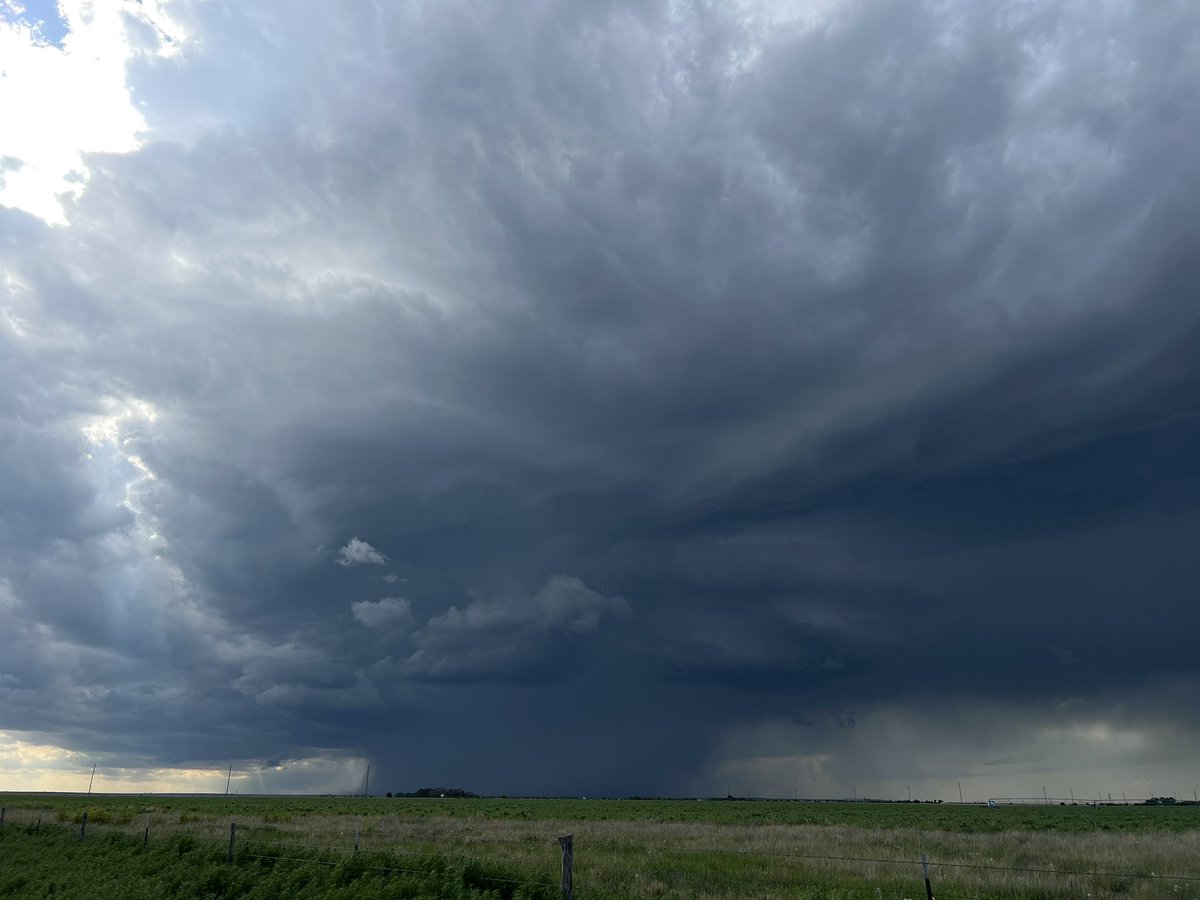 Structure beginning to take shape southwest of Clayton, NM, 5:07 PM MDT. #nmwx