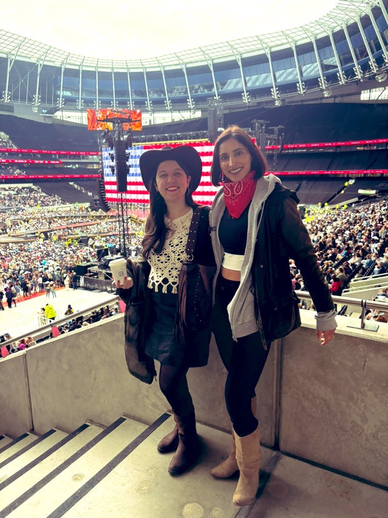 Ina_Christova's tweet image. OMG #CowboyCarterTourLondon was epic! Beyoncé is out of this world! What a smashing production and what an amazing message with her performing alongside her two daughters! Diva, mother, singer extraordinaire- cowboy hats off 🤠 #Beyonce @SpursOfficial 🎶