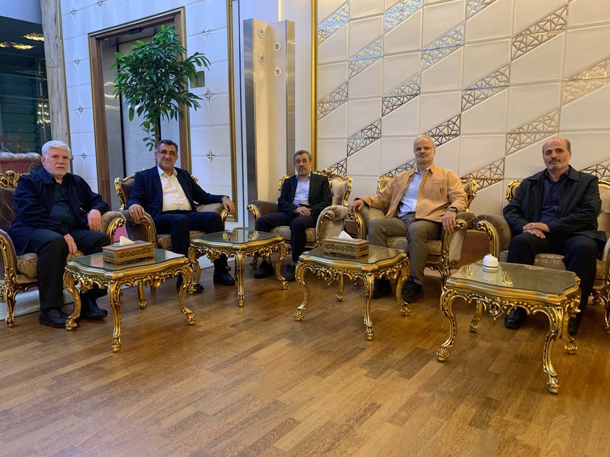 dolatebahar's tweet photo. دکتر احمدی نژاد که در راس هیاتی، برای شرکت در یک کنفرانس علمی - پژوهشی، به بوداپست پایتخت مجارستان سفر کرده بود، امشب به تهران بازگشت. https://t.co/GxbusjQ7P0