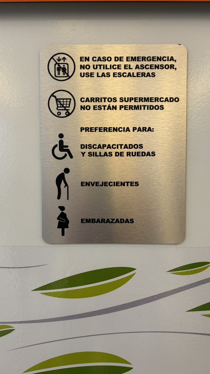 Visto en un elevador en Santo Domingo. RD. Que huelga harían en Panamá los indignados? 😁😁