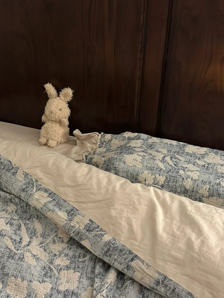 Just lazily lying in bed on the weekend 😌🛏️