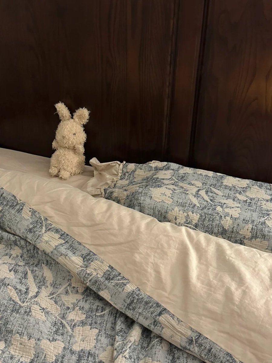 Just lazily lying in bed on the weekend 😌🛏️