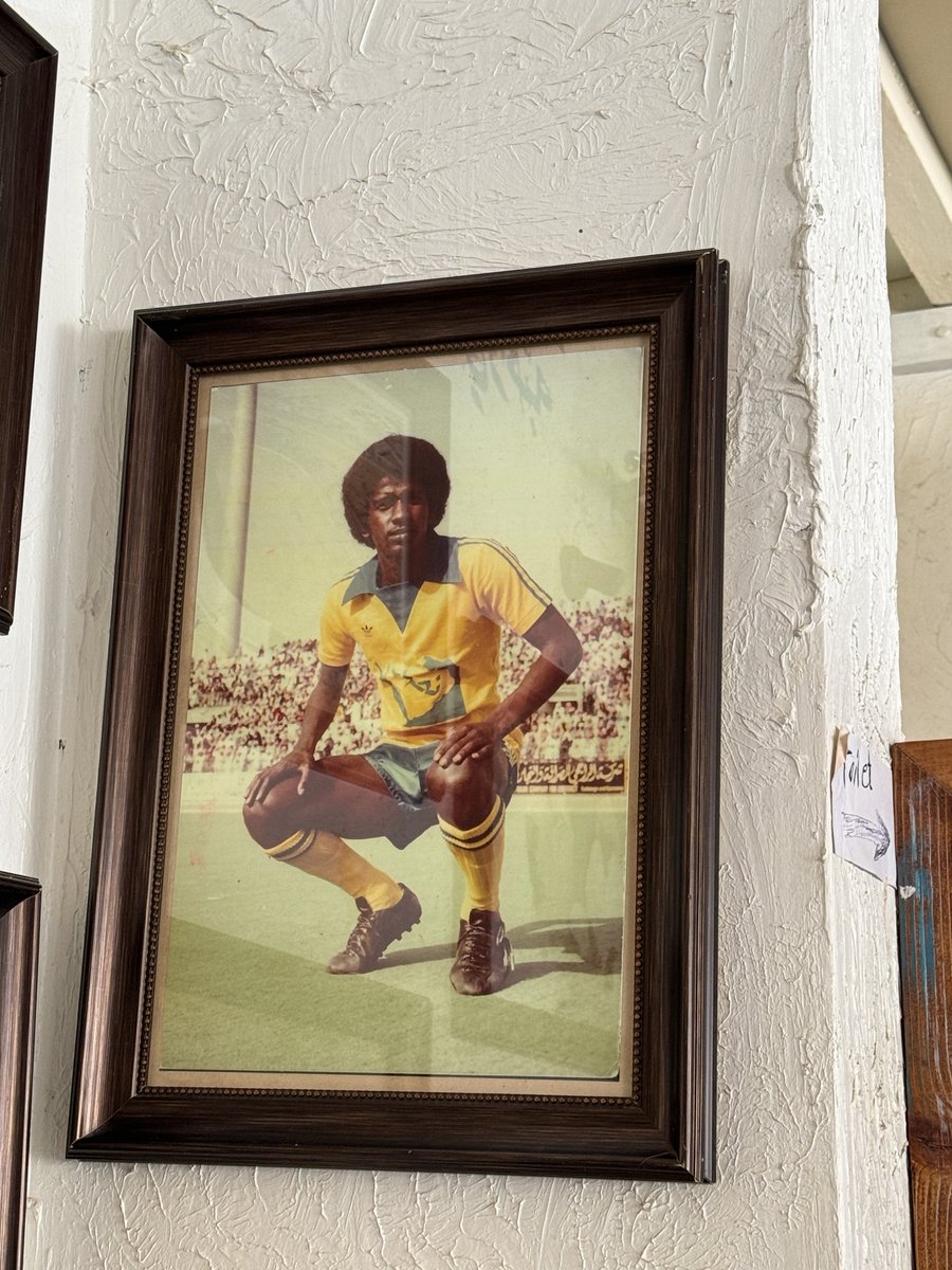 مقهى شعبي فاخر في شمال الرياض، وضع هذه الصورة على حوائط المكان..
كأنه يقول لزبائنه ومرتاديه.. نحن عِتاق في المجد، ونحن نحقق أهدافكم التي جئتم من أجلها إلى هنا، ونحن مبدعون في عملنا، وبارعون في صناعتنا، ومميزون في أدائنا.. ودون أن نتكلم.. لا نحتاج دعاية، ولا إعلان، ولا نحتاج تسويق