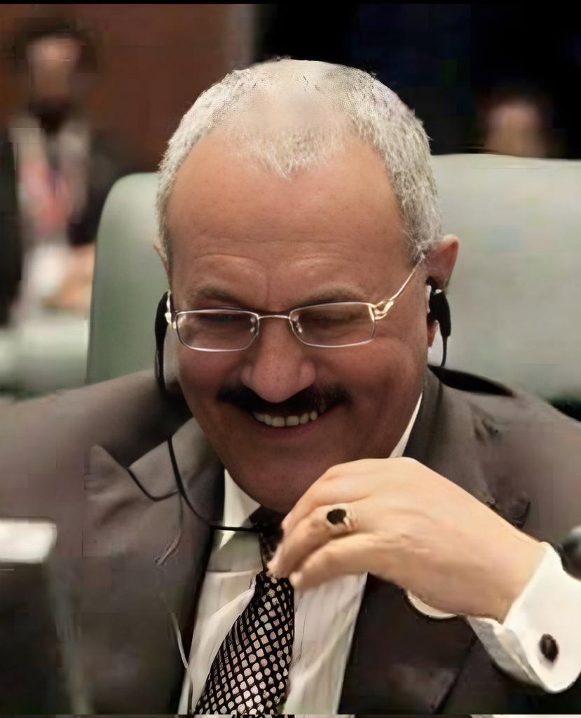 Bntalzaeim's tweet photo. لم اشتاق في عيدي هذا الا للشجاعه والحكمه.. والإبتسامة التي تفرح حياتنا ..
اشتقت لسماع صوتك يا ابي ..
اشتقت للأمل في كل حروفك ..
اشتقت بأن اراك واري اليمن بخير ..
ولكني لم أجدك ولم اجد وطني بخير..
الف رحمه ونور على روحك الطاهره...
والف رحمه على وطني السعيد... https://t.co/6pxO4U9RJ0