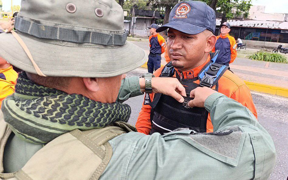 CEOFANB (@ceofanbve) on Twitter photo 🔁 RT || GJ. <a href="/dhernandezlarez/">GJ. Domingo Hernández Lárez</a>: Despliegue y entrega de la insignia #URRA República a los hombres y mujeres de la #FANB y #OSC en la #ZODI 34 Cojedes. 🔁 RT || GJ. <a href="/dhernandezlarez/">GJ. Domingo Hernández Lárez</a>: Despliegue y entrega de la insignia #URRA República a los hombres y mujeres de la #FANB y #OSC en la #ZODI 34 Cojedes.