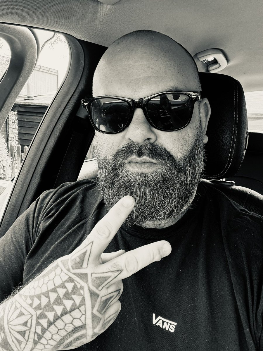 monkeyboy295's tweet photo. When you think you look cool in the car 😎 https://t.co/oRXm4etQu4