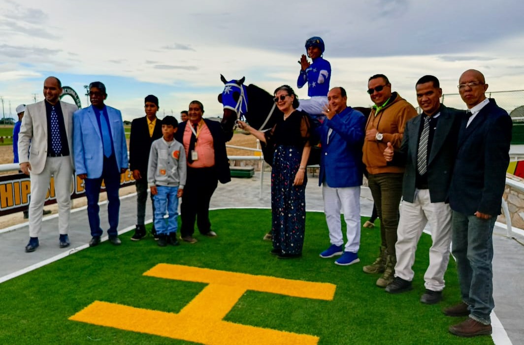 #Hipismo La yegua Cara Mía obtuvo un nuevo triunfo en el <a href="/OficialHinava/">HINAVA</a>, fue montada por el aprendiz Félix Márquez y la entrena Jesús Carfunjol para el Stud "Excelso". La vencedora, nacida y criada en el Haras <a href="/LUMITO/">LUMI MITO</a>, recorrió en 84 segundos y 2 quintos los 1.300 metros