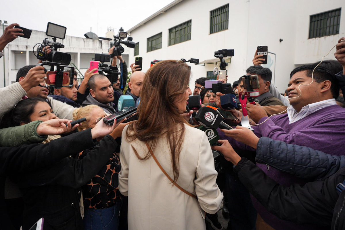 ¡Feliz día a los periodistas que luchan por la verdad, sin miedo, sin rendirse. En tiempos de gobernantes buscando silenciarlos y con la desinformación como la estrategia para distraer a la sociedad con noticias falsas…como no saludar y felicitar a quienes sí ejercen tan noble