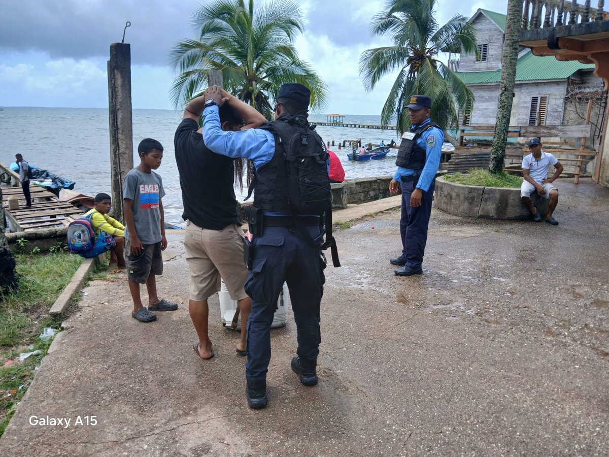 Udep09's tweet photo. Las fuerzas de seguridad en Gracias a Dios, ejecutan diferentes acciones operativas, en el marco de la Operación Plan Solución Contra el crimen fase III en Puerto Lempira https://t.co/4bnNbzqlYs