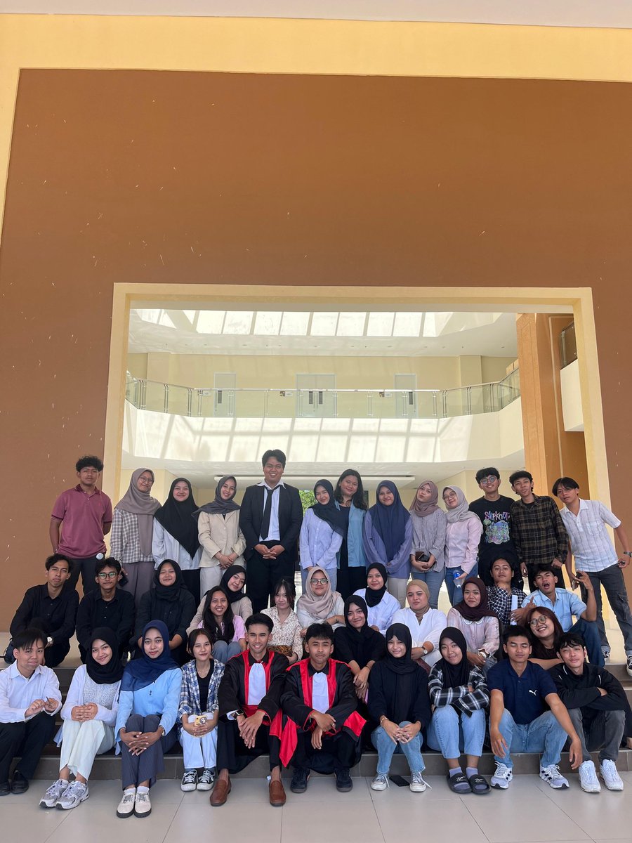 mrkwtiramissu's tweet photo. Ternyata hal terbaik dalam hidup kadang datang dari keputusan yang nggak kita duga. Masuk UPN itu salah satu titik balik, bukan cuma soal kuliah—tapi soal bertemu orang-orang luar biasa. Terima Kasih, Bangga bisa jalan bareng kalian dari awal. 🫂🤩
#banggaupnvjt #h25komdigupnvjt https://t.co/CwL5utRo3l