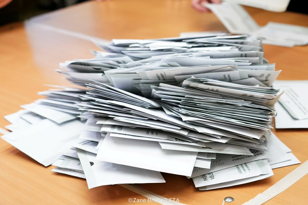 🔴 Vēlēšanu balsīm jābūt saskaitītām līdz svētdienas, 8. jūnija plkst. 13.00, tikko ārkārtas sēdē nolēma CVK.

“Sistēma nestrādā, tāpēc jāķeras pie plāna “B”,” sacīja CVK vadītāja K. Saulīte. Vēlēšanu iecirkņi var pieņemt lēmumu par pārtraukumu un turpināt balsis skaitīt manuāli.