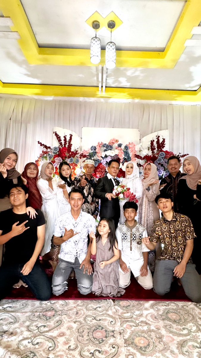 mrcekaw's tweet photo. Kemeriahan Pernikahan Untung &amp; Nining https://t.co/SaZ28naL6Y