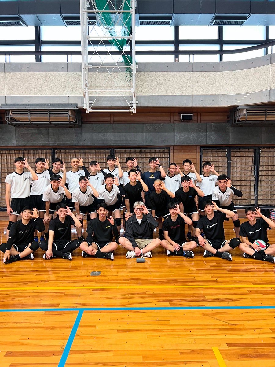 topeguchi96's tweet photo. 今年も東福岡学園祭でコートDJして来ました！去年は藤元先生に95点付けて頂いて今年は97点だったので来年こそは100点目指して頑張ります🔥

保護者の方にジャージのプレゼント嬉しかったです！
学園祭の様子とスタメン7人にと藤元先生のインタビュー動画撮影して来ました！
お楽しみに！！ https://t.co/3qz1Dhqx4K