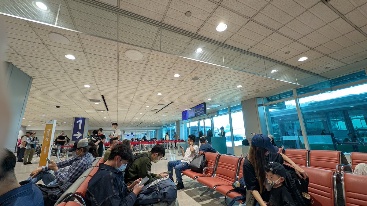 無事に自分が乗る飛行機の順番が来た。12時間に比べたらマシだけど、2時間飛行機ってのも中々大変そう。

飛行場は遠いのでバス移動っぽい？始めてだ