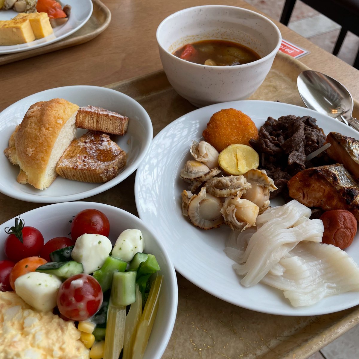 北海道詰め合わせ的朝ごはん

左上、匂わせ感あってわらうw