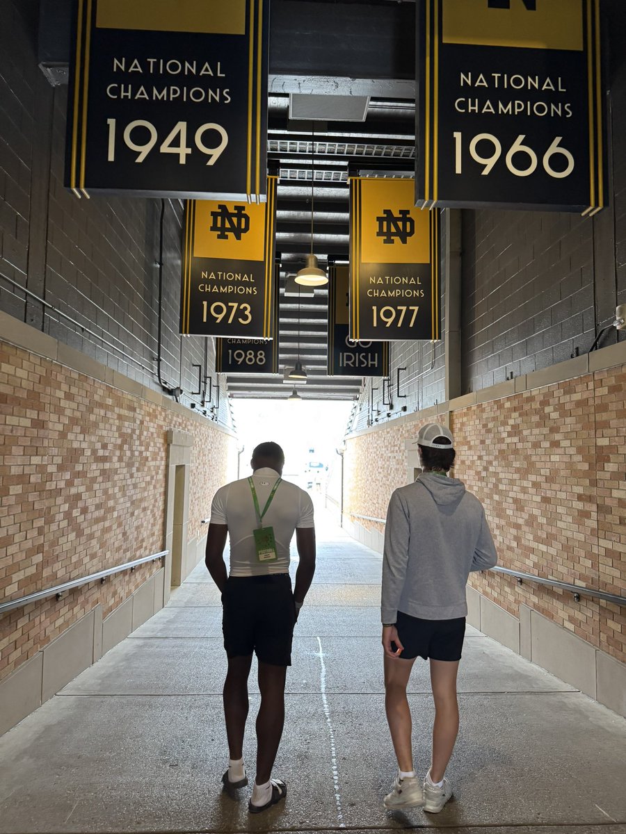 MLeeQB11's tweet image. Thanks @NDFootball and @Marcus_Freeman1 for an amazing day at the Irish Invasion camp and the Grill & Chill following! Enjoyed competing with some of the best talent in the country and working with @GinoGuidugli and @krut_24
Every time I’m at ND I get more excited about the…