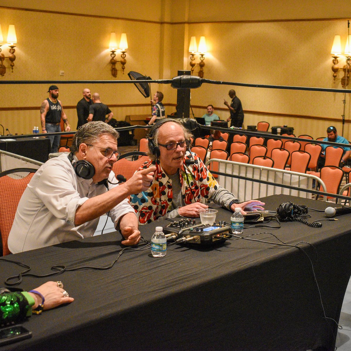 farahandfarah's tweet photo. Woooo! We had a blast at day 1 of @Rcwcofficial 💪 

Eddie &amp; Chuck took Legal Live into the ring with Simon Sez, then hit the floor to meet wrestling legends like Ric Flair and Dory Funk. Thank you to everyone that came out!

#farahandfarah #farahfight #rivercitywrestlingcon https://t.co/csnlhCEegS