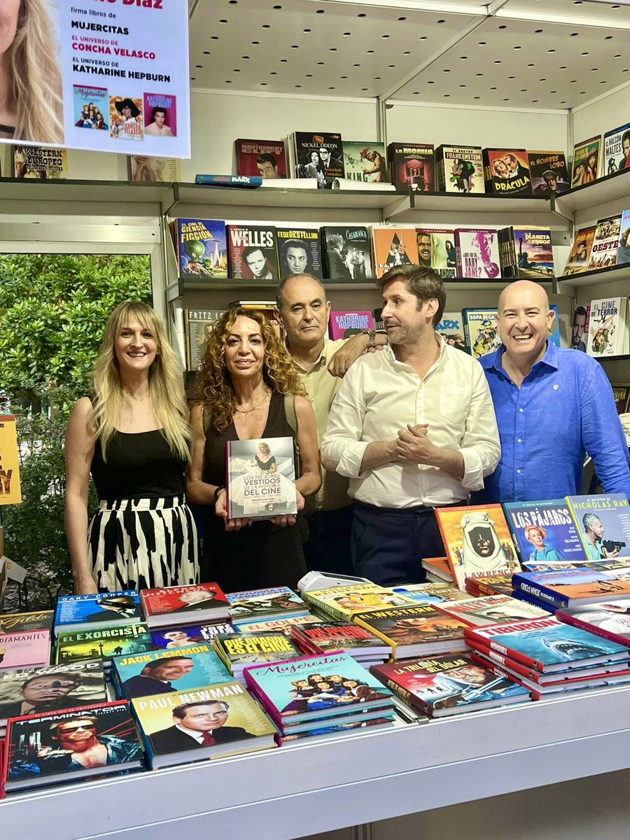 “Uno, dos, tres” es una mítica película de Billy Wilder. 321 es la caseta donde ha vibrado el mejor cine esta tarde. Gracias por venir, estoy profundamente agradecida. Jamás había firmado tanto. Siempre con @notoriousediciones y con Guillermo y Enrique. Una tarde para no olvidar.