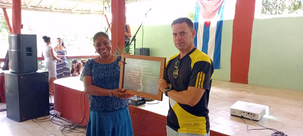 Ernesto (@ern_antunez) on Twitter photo Reconocida #EducaciónSanctiSpíritus por pobladores y entidades administrativas de la comunidad El Cacahual del plan Turquino de #SanctiSpíritusEnMarcha por sus resultados.
<a href="/amaury_amet/">Amaury Amet Cabrera Oliva</a>
<a href="/AndreiArmasBra6/">Andrei Armas Bravo</a> <a href="/DeivyPrezMartn1/">Deivy Pérez Martín</a> <a href="/AlexisLorente74/">Alexis Lorente Jiménez</a> Reconocida #EducaciónSanctiSpíritus por pobladores y entidades administrativas de la comunidad El Cacahual del plan Turquino de #SanctiSpíritusEnMarcha por sus resultados.
<a href="/amaury_amet/">Amaury Amet Cabrera Oliva</a>
<a href="/AndreiArmasBra6/">Andrei Armas Bravo</a> <a href="/DeivyPrezMartn1/">Deivy Pérez Martín</a> <a href="/AlexisLorente74/">Alexis Lorente Jiménez</a>
