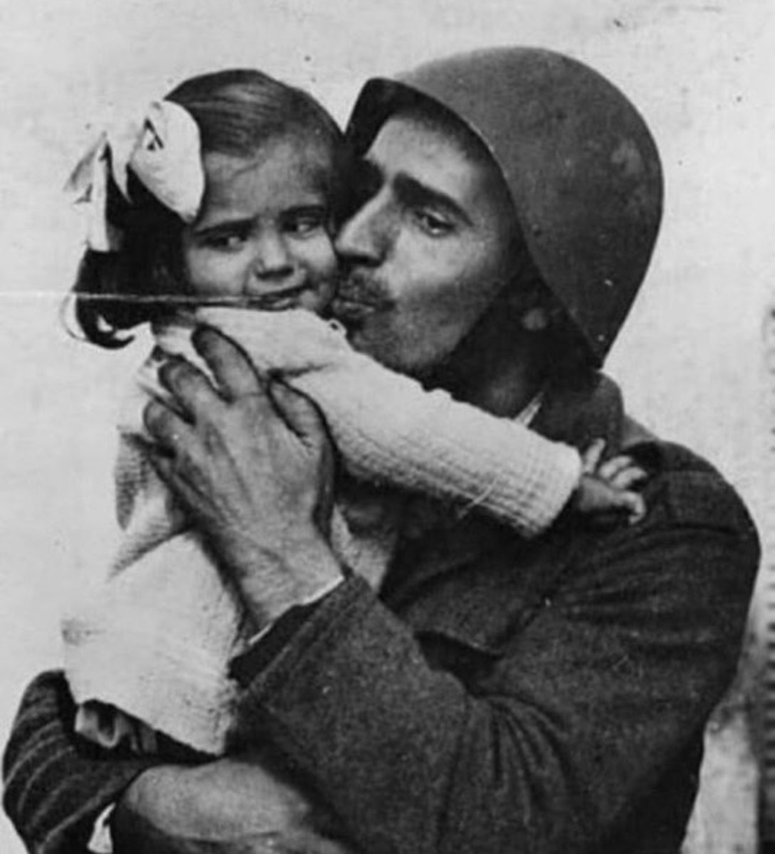 الشاعر خلف الاسلمي الشمري بعد ان وقع اسير عام١٩٩٠ واخذوه لـ سجن الرمادي بـ العراق كتب بيتين وصف شوقه لبنته وخوفه عليها وعلى مشاعرها بعد موته وقال:

الكل يفرح في نهار الزيارة
و أنا الوحيد بعبرة الشوق مخنوق

إن مت في سجن الرمادي بغارة
قولوا لنوف ألحين يرجع من السوق