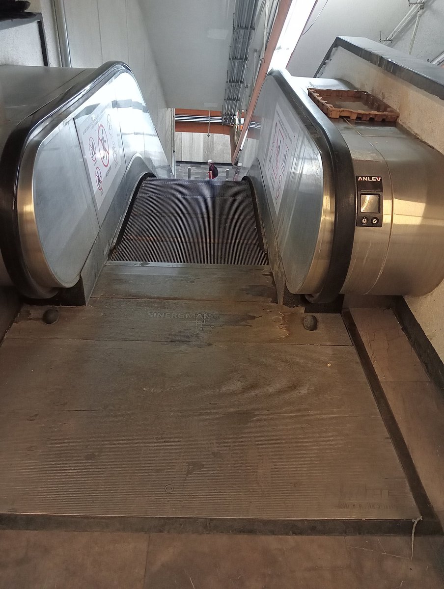 ¿No andaba ayer presumiendo Rubalcava que estaba revisando escaleras eléctricas? Pues al parecer no ha pasado por Tacubaya, hay dos escaleras sin funcionar y que se frieguen los usuarios 😡 <a href="/MetroCDMX/">MetroCDMX</a> <a href="/ClaraBrugadaM/">Clara Brugada Molina</a>
