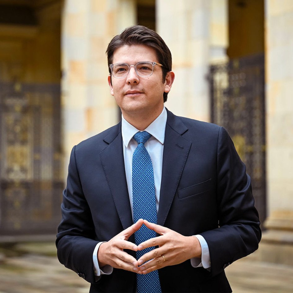 Rechazo rotundamente el atentado del cual fue víctima el precandidato Presidencial <a href="/MiguelUribeT/">Miguel Uribe</a> en la ciudad de Bogotá.

Elevo mis oraciones al cielo por la salud de Miguel y pido a Dios para que ilumine a los médicos que lo atienden.

¡Esto es un ataque directo a la democracia!