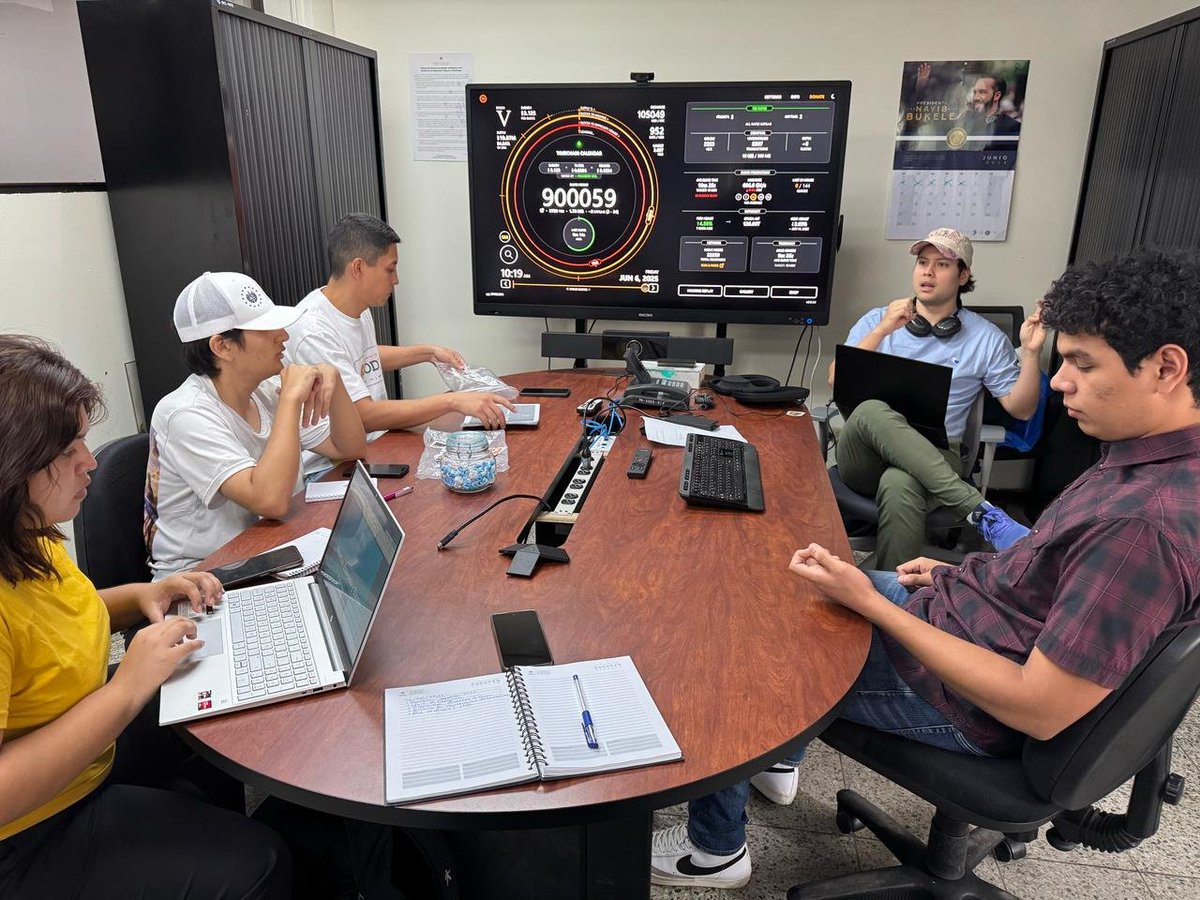 Talking about Bitcoin Education in #BitcoinCountry,
<a href="/bitcoinofficesv/">The Bitcoin Office</a> and <a href="/NodeNationSV/">Node Nation</a> representatives in a meeting at the Ministry of Education. 
Oh yeah, baby!🧡
#ThisIsBitcoinCountry 🇸🇻
#ThatsWhyWeAreWinning