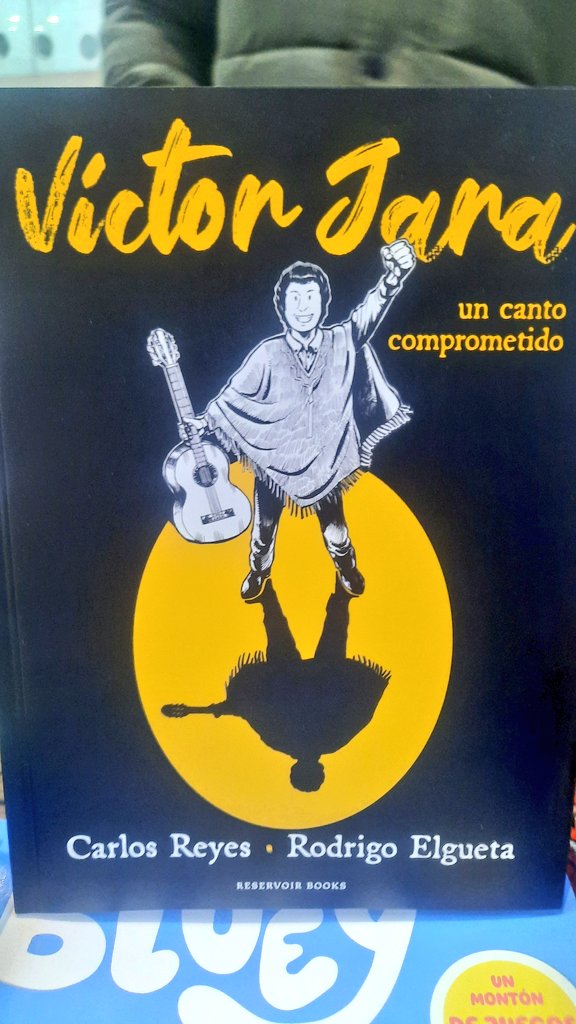 CAReyesG's tweet photo. Para quienes me preguntan dónde quedan ejemplares de nuestra novela gráfica sobre Víctor Jara, hay ejemplares en la feria de @historieta_cl que se realiza hoy y y mañana dgo 8 de junio en @CCPLM Metro Moneda entre las 11 y las 19 hrs.
@penguinlibroscl 
@ElguetaU https://t.co/1Cd8EGwimC
