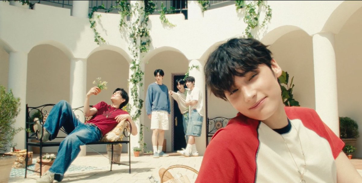 moa_station's tweet image. Hi! Can you please play @TXT_bighit's #LoveLanguage on #SetItOff ❤️? @DJclymaxxx @devobrown