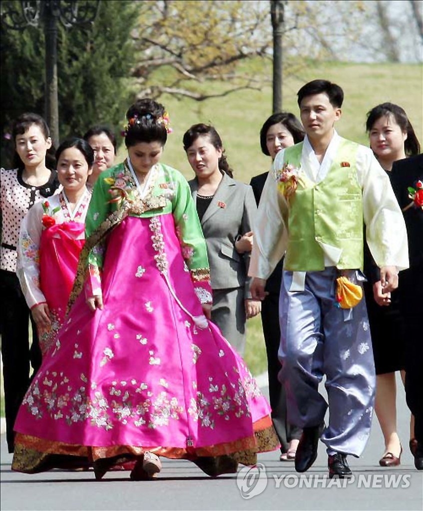 최근 몇 년 간 북한 한복이 상당히 바뀌었나 보군요! 2010년대 북한의 한복은 대략 아래와 같은 특징이 있었습니다.
1. 저고리와 치마의 색을 통일해서 드레스처럼
2. 색깔이 다르더라도, 주로 분홍색 위주로 흰색, 연두색, 노란색 등을 써서 꽃 같은 느낌
3. 구슬, 스팽글이나 자수 장식(중요!!!)