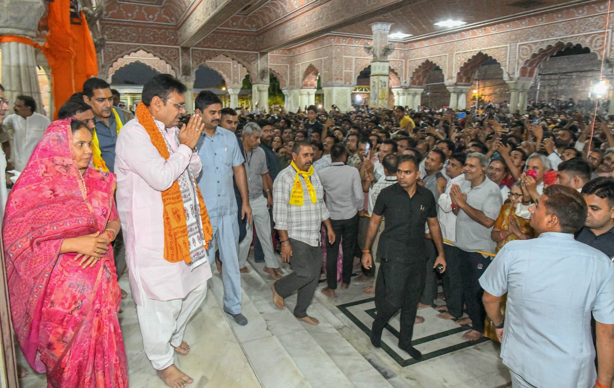 आज जयपुर के आराध्य देव श्री गोविंद देव जी मंदिर में सपत्नीक मंगला आरती में सम्मिलित होकर प्रभु के पावन दर्शन किए तथा प्रदेशवासियों के सुख, समृद्धि व कल्याण की कामना की।