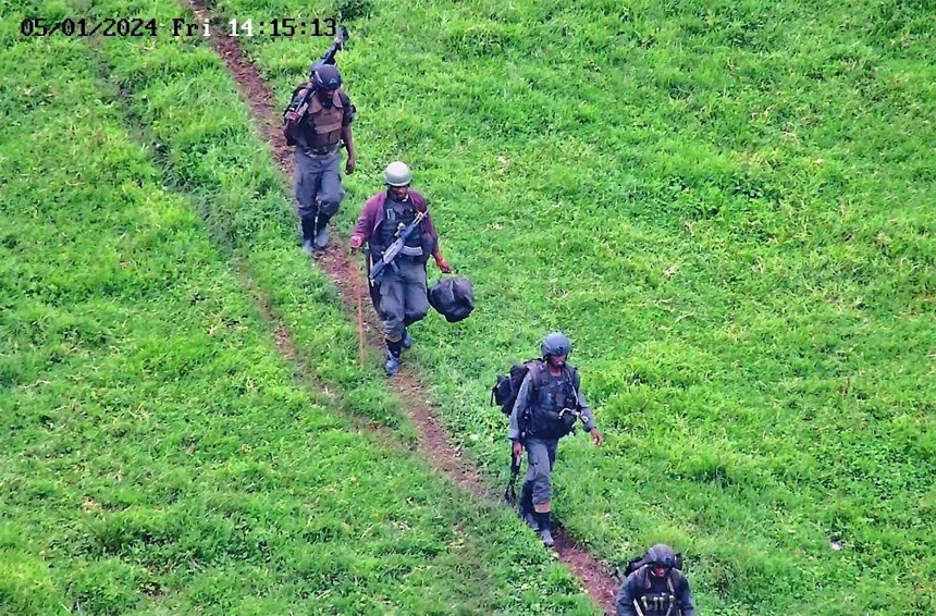 🇨🇩🇷🇼La chaîne américaine <a href="/NBCNews/">NBC News</a> diffuse un reportage sur la présence militaire #rwanda-ise à l’est de la #RDC à partir d’images satellites et d’interviews. C'est au moment où les #ÉtatsUnis tentent de conclure un accord « sécurité contre minerais »

 Dans une enquête documentée