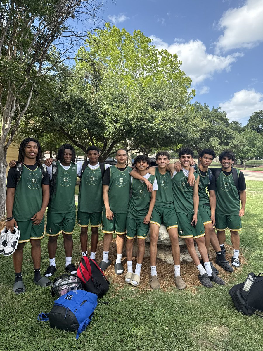 CoachVargas1's tweet image. The Huskies finish up 3-2 in the St. Mary’s HS Showcase. Thank you Coach Vela at @TJHSHOOPS and St. Mary’s for hosting the event. Our boys competed their tails off and are better for the experience. Looking forward to getting back to work Monday!