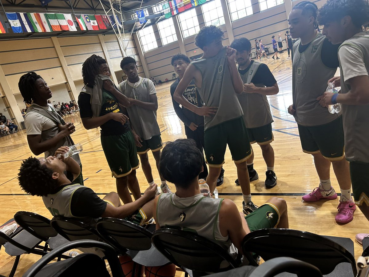 CoachVargas1's tweet image. The Huskies finish up 3-2 in the St. Mary’s HS Showcase. Thank you Coach Vela at @TJHSHOOPS and St. Mary’s for hosting the event. Our boys competed their tails off and are better for the experience. Looking forward to getting back to work Monday!