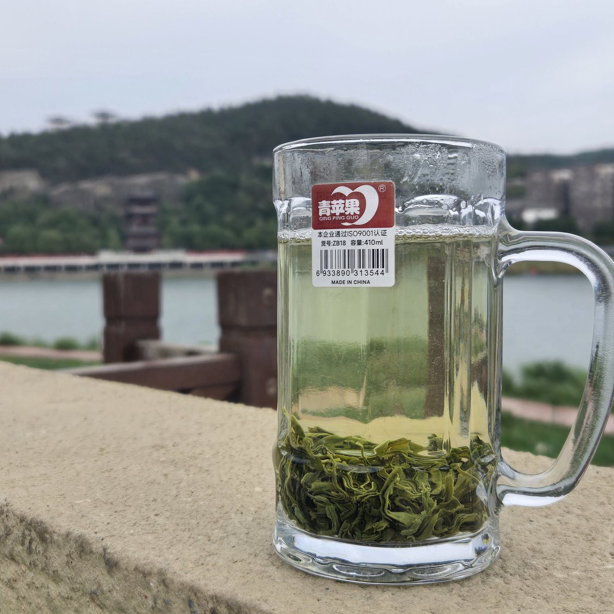 shcaskale's tweet photo. 四川省きたらそこらにプラスチック椅子並べて永遠にお茶飲める。良質な茶葉ではないけどスローライフ感があって素敵。街によって違うけど3〜10元くらいで飲める。#四川省 #広元 #中国茶 https://t.co/1iG4JcS9Z6