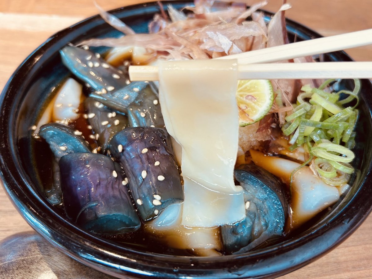 星が丘製麺所の茄子おろしぶっかけ。つやもち幅広きしめんに、夏野菜とお腹に優しい大根おろしがたっぷり。蒸し暑い梅雨にぴったりのさっぱりメニューです。うみゃ〜ですよ😋