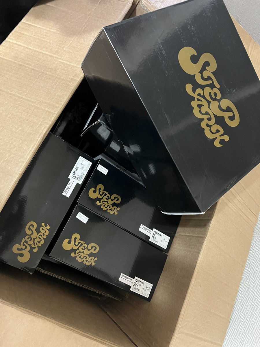 jewelrydrunkard's tweet photo. 午前中に届いたぜ!
アメ村のTOPto TOPが改装閉店で
お気に���りのラバーソールが改装後には無くなるって事なので一気に大量買いした
もう最高やな!
めっちゃ履きまくれるぜ!
#ラバーソール
#stepark
#toptotop
#アメ村 https://t.co/xQRu7GisR6