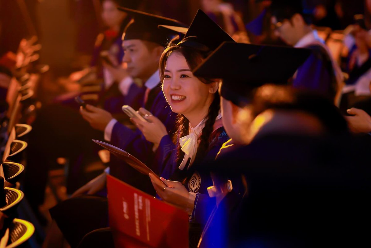 PKU1898's tweet photo. @pku_phbs What's your next move, graduates?
#PHBS #ClassOf2025 #PKUGraduation2025 @pku_phbs https://t.co/RvpKKoIXH6