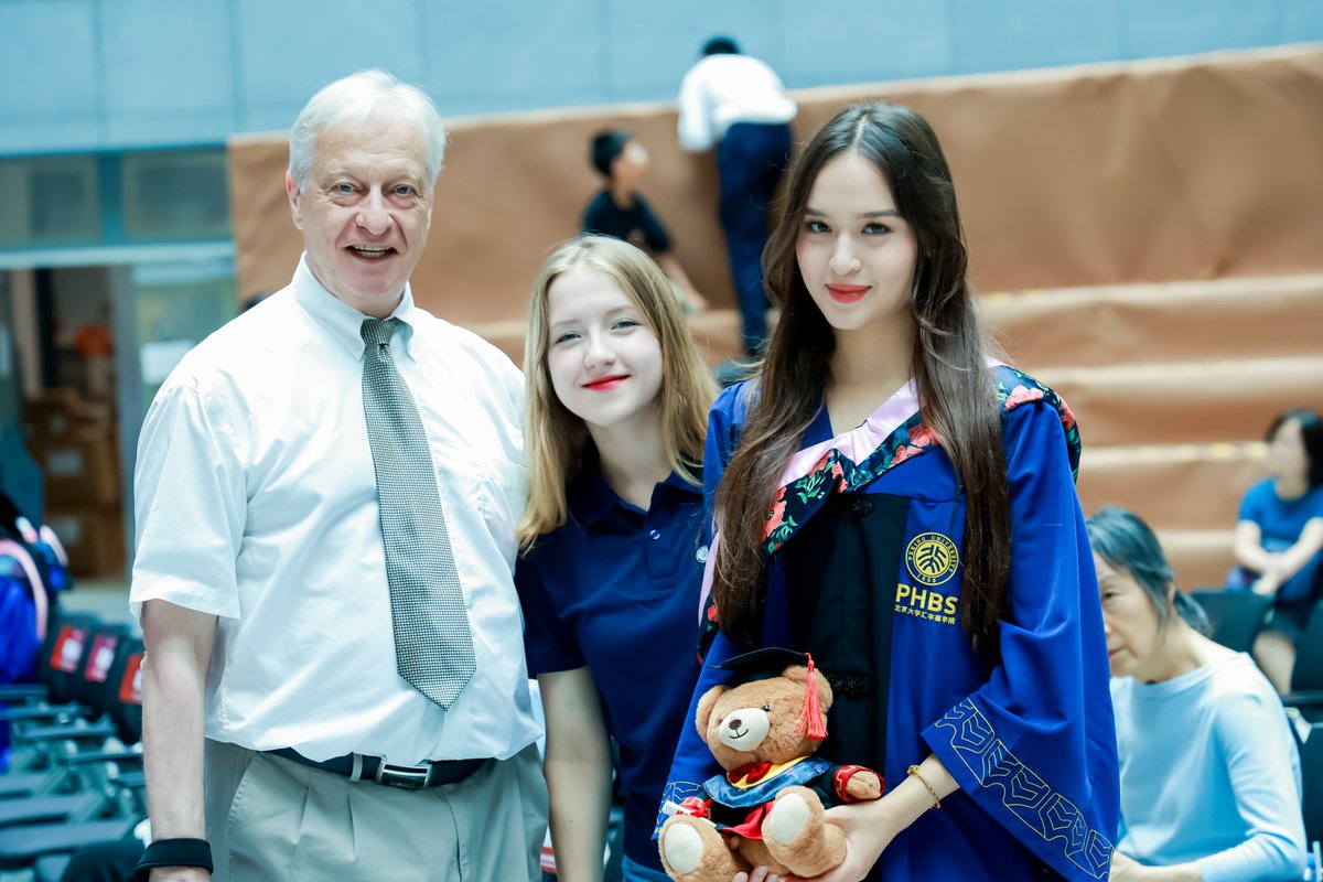 PKU1898's tweet photo. @pku_phbs What's your next move, graduates?
#PHBS #ClassOf2025 #PKUGraduation2025 @pku_phbs https://t.co/RvpKKoIXH6