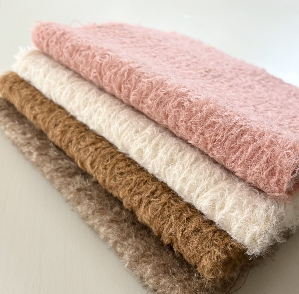 昨日はベアの通学回でお教室へ。このアルパカ、ネットでは気にならなかったのに、実物見たら下地もしっかり縫いやすそうでついつい買ってしまいました🫶
生徒さんに見せていただいたピンクの子がとっても可愛くて、すっかりピンク系に気持ち持って行かれました♡ｴﾍﾍ