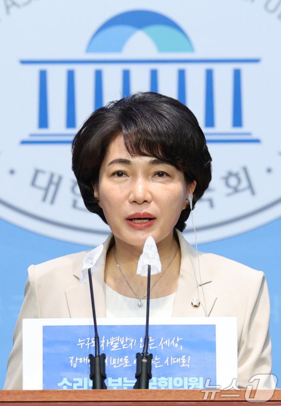 더불어민주당 초선 서미화 의원은 망막색소 변성증으로 시력을 거의 잃은 시각장애인이다. 앞에 사람이 누군지 구분을 못하지만 목소리는 구분 가능해서, 동료의원들에게 자신이 못 알아보더라도 먼저 소리내어 인사를 해달라고 부탁했다. 다들 그렇게 하고 있고, 심지어 국힘 의원들조차 100% 서미화