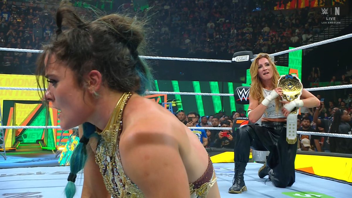 angelsito_yt's tweet photo. Becky Lynch se convierte en la nueva campeona intercontinental femenina, derrotando a Lyra con un paquetito, agregando un nuevo encuentro destacado al legado del título. #MITB #mitb25 #wwemitb #wwemoneyinthebank #MoneyInTheBank #TheMan #beckylynch #lyravalkyria https://t.co/Q4sUA9neMa