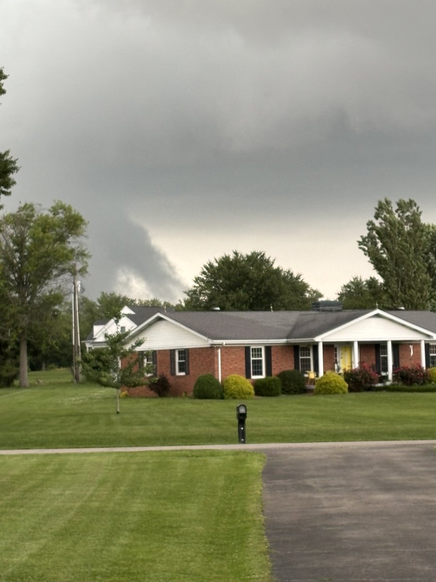 madge. (@ceciliaky) on Twitter photo <a href="/MarcWeinbergWX/">Marc Weinberg</a> I live in Cecilia proper - this is looking straight towards Eâtown at roughly 8:25, just before the main cloud came through. It was clearly rotating, but the movement was slow <a href="/MarcWeinbergWX/">Marc Weinberg</a> I live in Cecilia proper - this is looking straight towards Eâtown at roughly 8:25, just before the main cloud came through. It was clearly rotating, but the movement was slow
