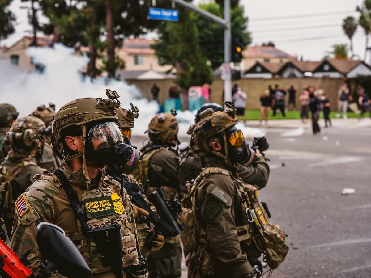 CrusaderSignal's tweet image. ⚖️ These images stand as a powerful symbol of the law in action during the recent California riots. Law enforcement holds the line to maintain order. #CaliforniaRiots #LawEnforcement #SymbolOfJustice