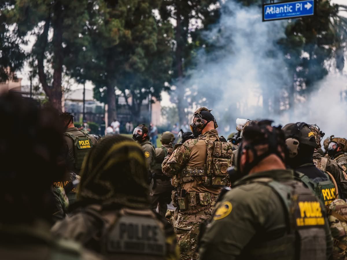 CrusaderSignal's tweet image. ⚖️ These images stand as a powerful symbol of the law in action during the recent California riots. Law enforcement holds the line to maintain order. #CaliforniaRiots #LawEnforcement #SymbolOfJustice