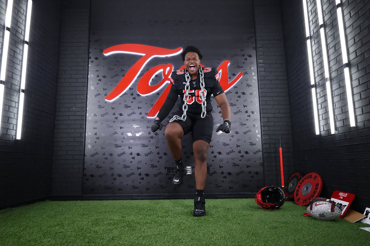 Josh1Battle's tweet image. Go Tops? @CoachThurm87 @CoachBernardi74 @Coach_StrickOL @TheKramme @NickLamaWKU @CoachLindsey @WKURecruiting @Coach_Helton @WAAcademyFB @Davis33Coach @247recruiting