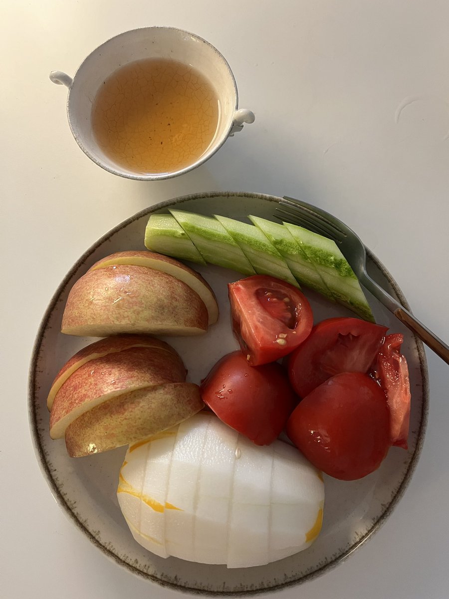 오늘 러닝은 습도가 높아서 
땀이 비오듯 흘렀어요.
채소와 과일로 수분 충전 완료👍🏼